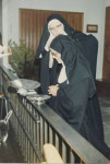 1966: professie Zr. Elisabeth Zij krijgt haar zwarte sluier